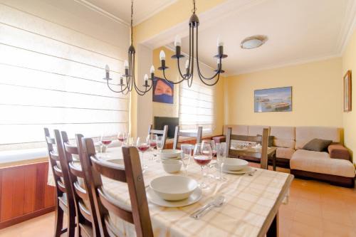 El Baix Guinardo Apartment | Discover Vincent's House: 4-Star Family-Friendly Retreat