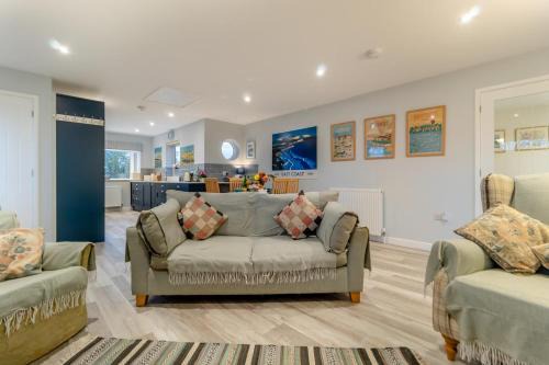 Saxmundham Apartment | Vincent Studio: Enjoy Pet-Friendly Comfort with a Pool