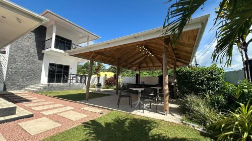 Au Cap Apartment | VincVilla: 4-Star Family-Friendly Retreat with Perfect Rating