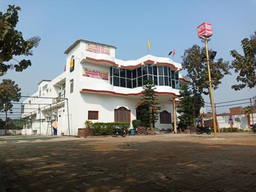 Padrauna House | Budget-Friendly Vindhyvasini Guest House with Breakfast
