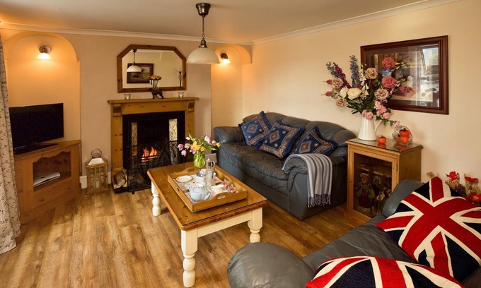 Par Bed & Breakfast | Vine Cottage B&B: Highly Rated with Breakfast & Family Amenities