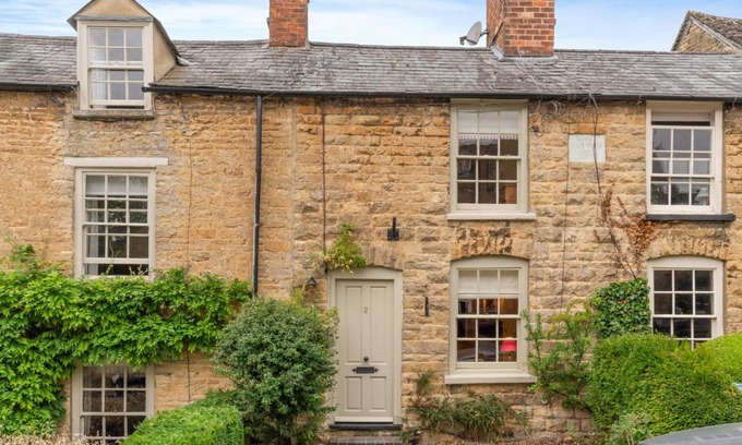 Charlbury House | Eco-Friendly Vine Cottage: Family Retreat with Hot Tub