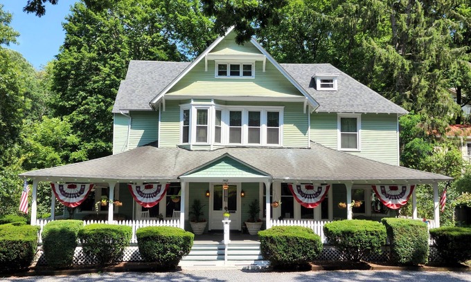 Valley Springs Bed & Breakfast | Discover Vine Cottage Inn: Eco-Friendly Retreat with Hot Tub