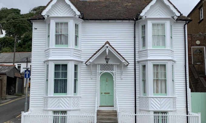 Sandgate Apartment | Discover Vine Cottage - Sandgate with Spa & Family-Friendly Amenities