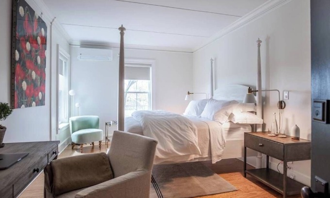 Southold Bed & Breakfast | Discover Vine + Sand: Queen B&B Room with Spa & Pool