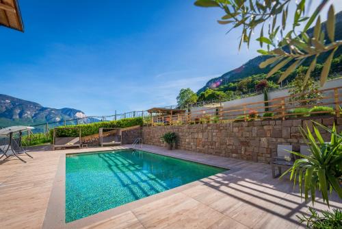 Termeno Sulla Strada del Vino Hotel | Experience Vineus Tramin: Oceanfront Bliss & Top Amenities