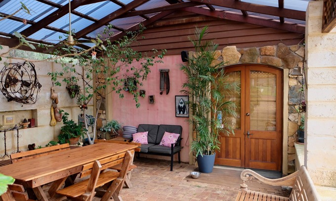 Henty Apartment | Top-Rated Vineyard Accommodation with Kitchen & Pet-Friendly