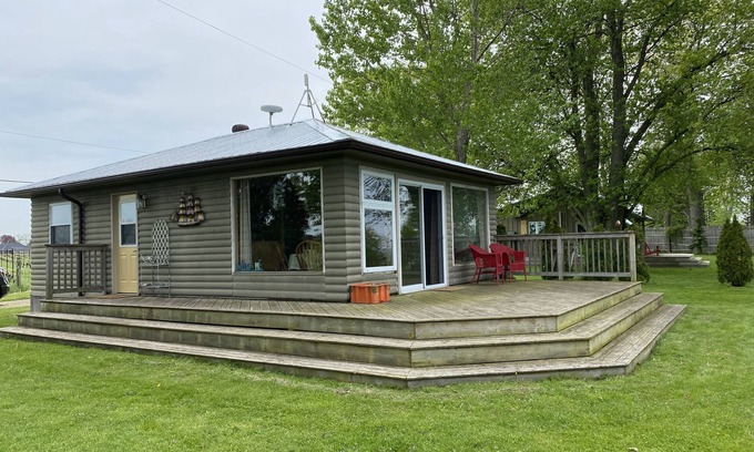 Louth Cottage | Beautiful Vineyard Cottage on the Lake – 9.6/10 Rated Stay