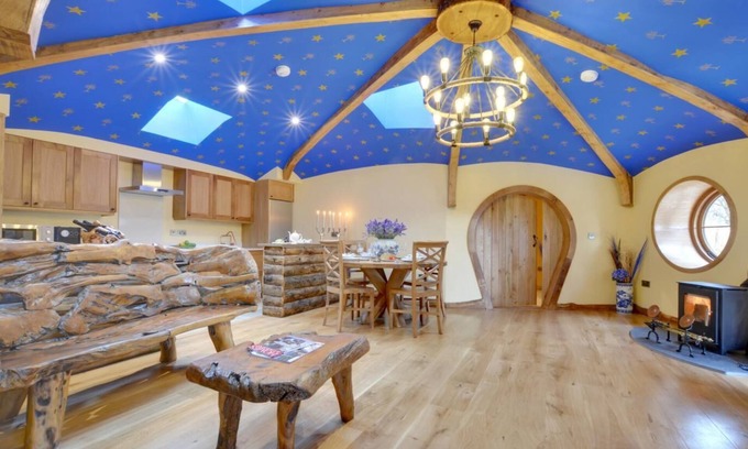 Ewhurst Green House | Unforgettable Vineyard Hollow Getaway with Spa & Hot Tub