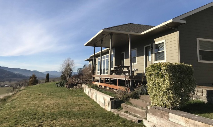 Ashland House | Vineyard Home w/ 360 Views, private walking, pet-friendly, 2 miles from town!