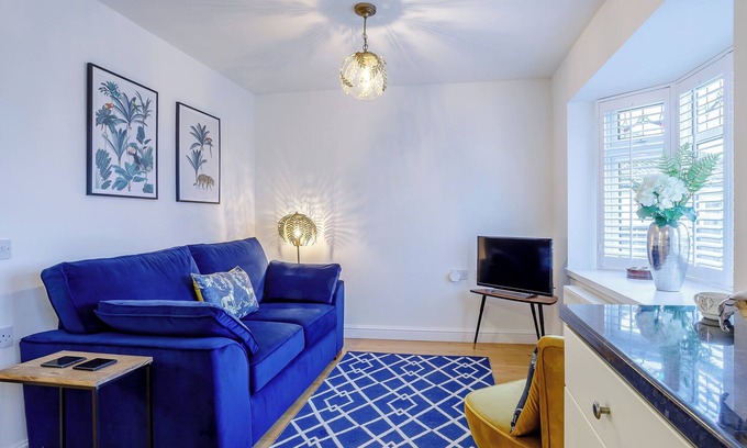 Ely Cottage | Ideal Retreat for Couples Near Ely Cathedral with Breakfast