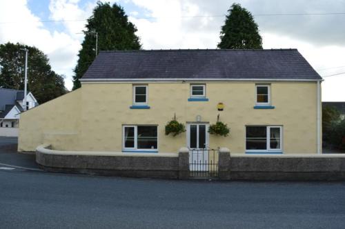 Saundersfoot House | Relax at Vineyard Vale Cottage with Private Pool & Breakfast