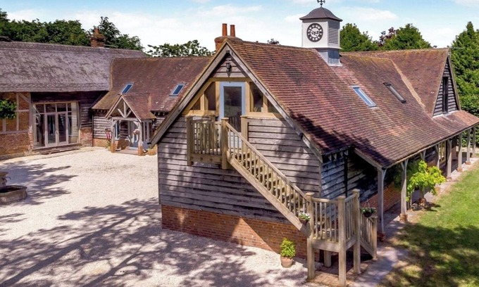 Alton Cottage | Unforgettable Hartley Wine Estate – South Downs Vineyard Escape