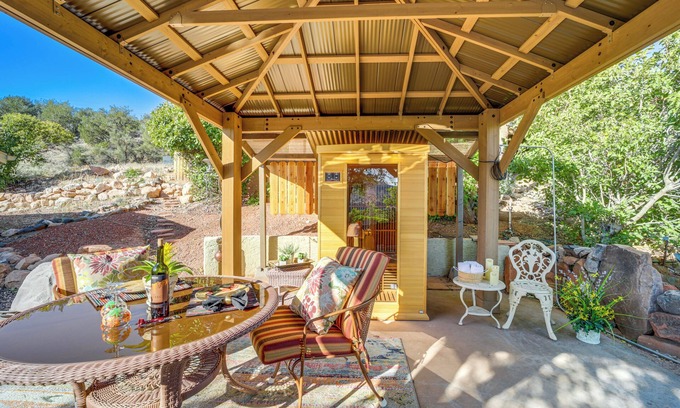 Cornville Cottage | Idyllic Cornville Getaway with Breathtaking Vineyard Views
