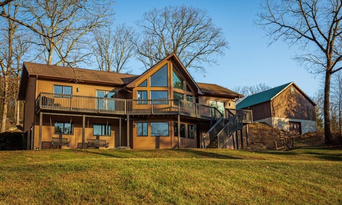Stroudsburg Cabin | Scenic Vineyard Retreat with Hot Tub & Mountain Views