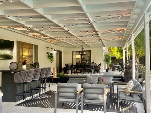 Healdsburg House | Relaxing Vineyards Edge: Pool, Hot Tub & Bikes Near Downtown