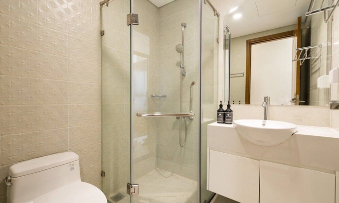 Hang Xanh Apartment | Vinhomes Central Park 2BR next to Landmark 81