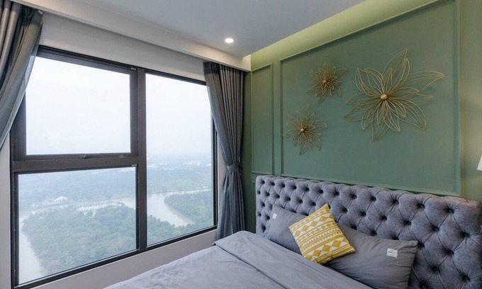 Cong Vi Apartment | Vinhomes Metropolis: Family-Friendly 2 Bedroom Escape