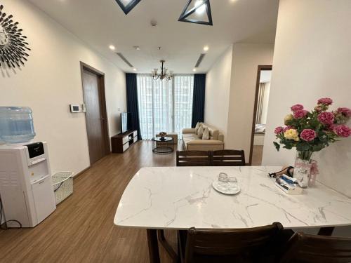 My Đinh Apartment | Stylish Vinhomes Sky Lake: Poolside Retreat Near Keangnam