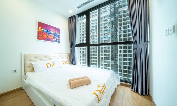 My Đinh Apartment | Relaxing Vinhomes Skylake Hanoi: King Bed & Lake View