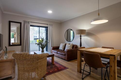Stellenbosch Central Apartment | Relaxing Vino Self Catering Apartment with Pool Access