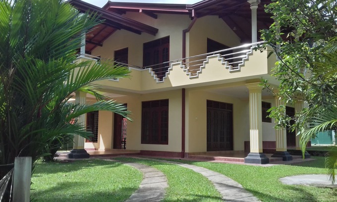 Ambalangoda Villa | Cozy Vinses Villa with Kitchen in Hikkawaha, Ideal for Budget Travelers