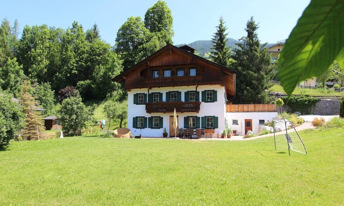 Hopfgarten Markt Apartment | Charming Vintage Apartment with Sauna in Hopfgarten