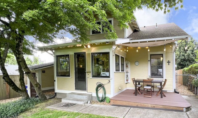 Woodstock House | Cozy 3BR Home in Trendy Woodstock with Family Amenities
