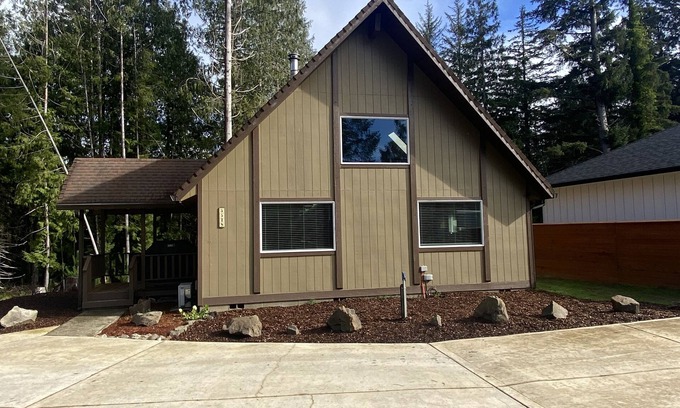Florence House | Inviting Vintage A-Frame Home with Ocean View in Florence
