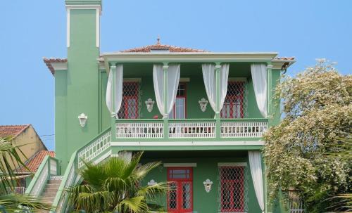 Ovar House | Cozy Vintage Balcony Guesthouse with Hot Tub & Restaurant