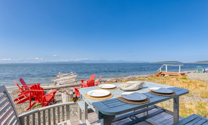 Coupeville House | Waterfront Vintage Beach House by AvantStay | Guest Rated 9.8