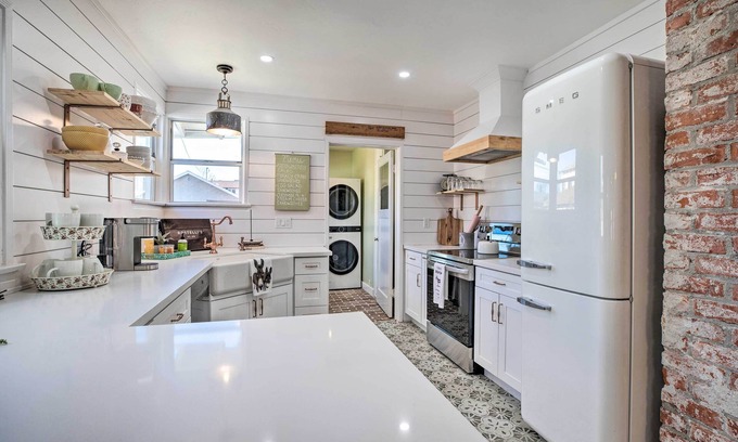 Bishop Cottage | Charming Vintage Bishop House with Porch Swing in Downtown