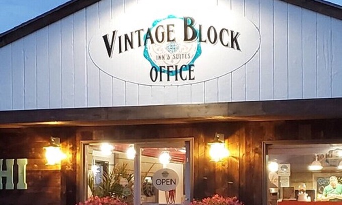 Okoboji Hotel | Welcoming Vintage Block Inn & Suites with Pool & Breakfast