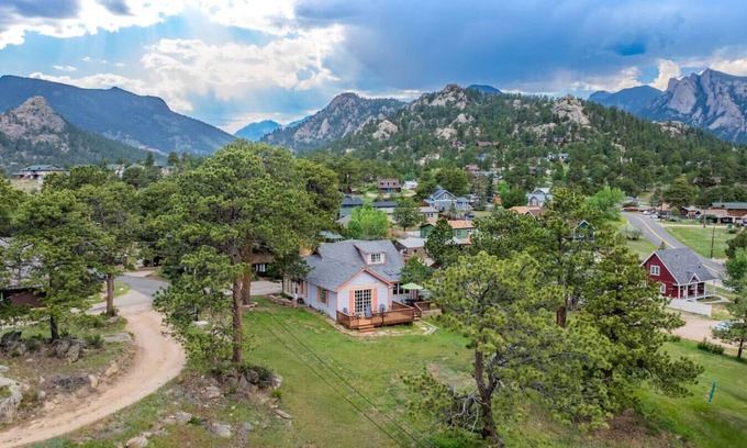 Estes Park Cabin | Vintage Cabin w/Views in Heart of Estes