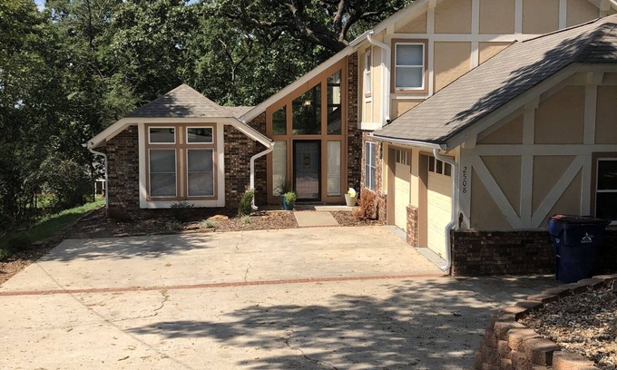 Fort Smith House | Guest Rated 10/10: Vintage Chalet on Riviera Awaits You