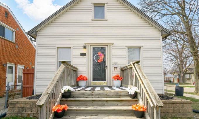 Lincoln Park House | Vintage Charm| 3BR | Free Wifi | Basement Storage Space