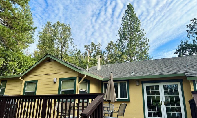 Murphys House | Historic Retreat with Hot Tub Steps from Downtown Murphys