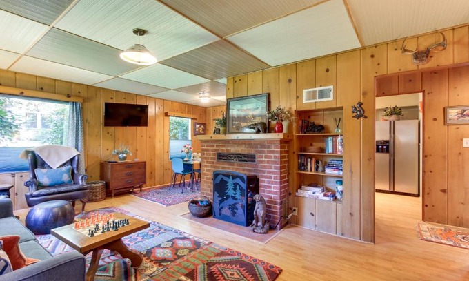 Walterville House | Charming Cottage by Leaburg Canal with Family-Friendly Yard