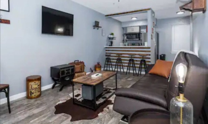 South Central Houston Apartment | Charming Vintage Getaway Near Top Houston Attractions