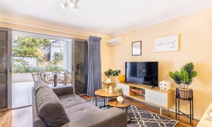 Woolloongabba Apartment | Vintage Glamour Nest: 2BR Apartment with Carpark Access