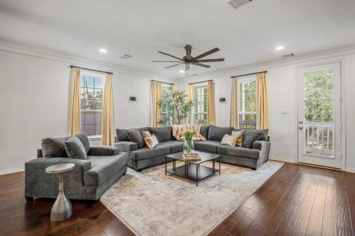 South Central Houston Apartment | Vintage Hollywood Theater House in East Downtown