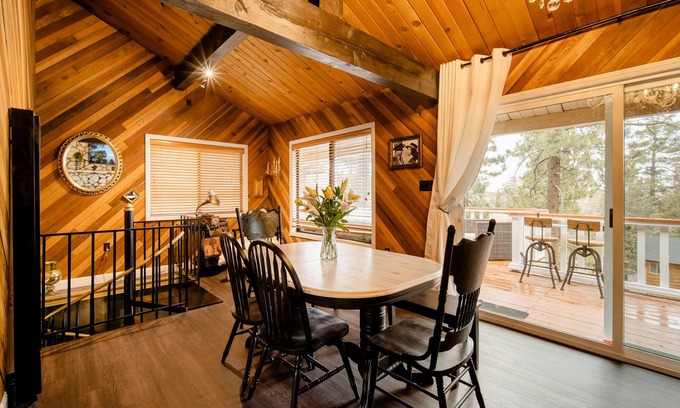 Big Bear House | Old Hollywood Lodge: Pet Friendly Retreat with Hot Tub