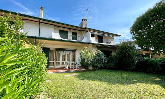 Porto Santa Margherita Villa | Vintage-Modern Retreat with Private Garden and Pool