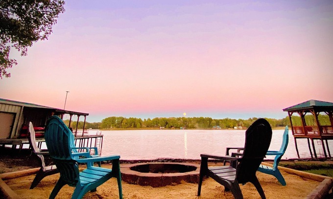 Hawkins Cottage | Experience Vintage Lakefront Cottage with Private Dock & Kayaks