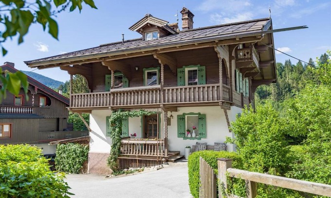 Hopfgarten Markt Apartment | Vintage Loft: Guest Rated 9.5/10 with Family-Friendly Dining