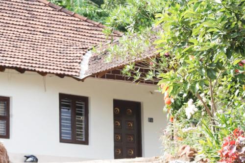 Madikeri House | Elegant Vintage Pearl Estate Stay - Pet & Child Friendly