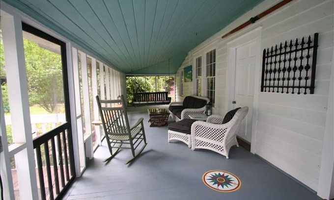 Okatie Cottage | Riverfront Vintage Cottage: Pet-Friendly & Family Approved