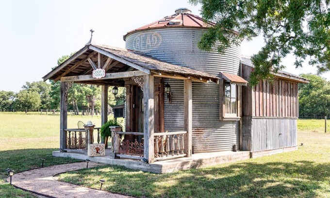 La Grange Cabin | Vintage Silo - Guest Rated 9.8, Ideal for Families!