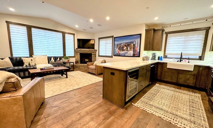 Mammoth Lakes House | Vintage Vibes: Canyon Slopeside Townhome with Private Hot Tub