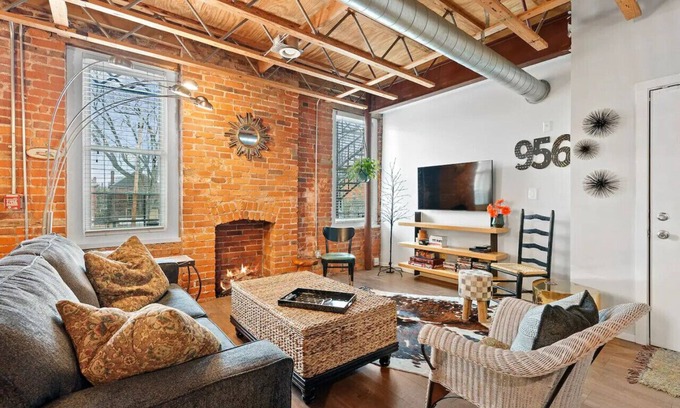 Short North Apartment | Relaxed Vintage Escape in Short North with Breakfast Included